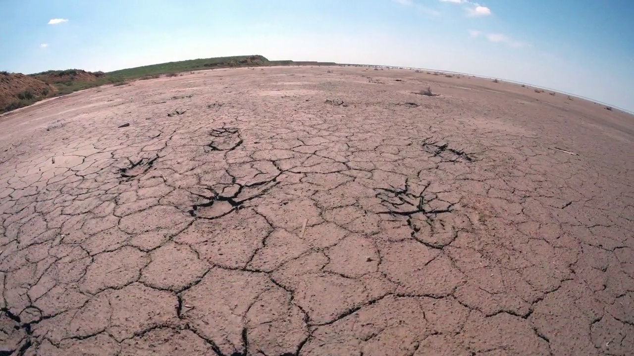 飞越埃尔顿盐湖裂缝地球的广角视图。视频下载
