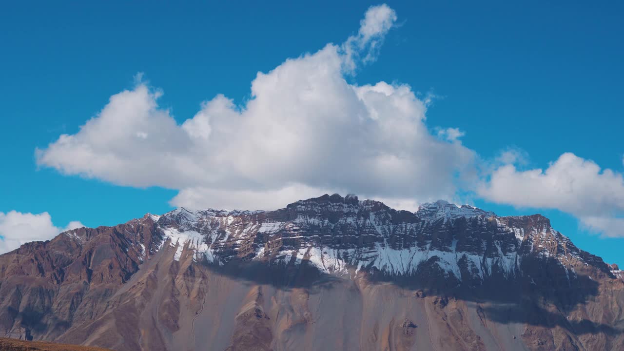 在印度喜马偕尔邦的斯皮提山谷，从卡扎山上看到的积雪覆盖的山峰上的4K云层。斯皮提山谷山上的云，自然背景。视频素材