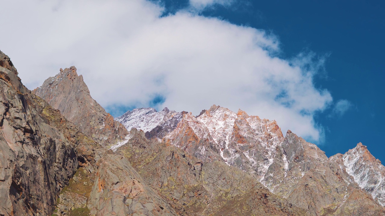 在印度喜马偕尔邦的拉胡尔和斯皮提地区，冬季拍摄的雪覆盖的斯皮提山谷山峰的4K镜头。冬天，白雪覆盖的斯皮蒂山峰。视频素材