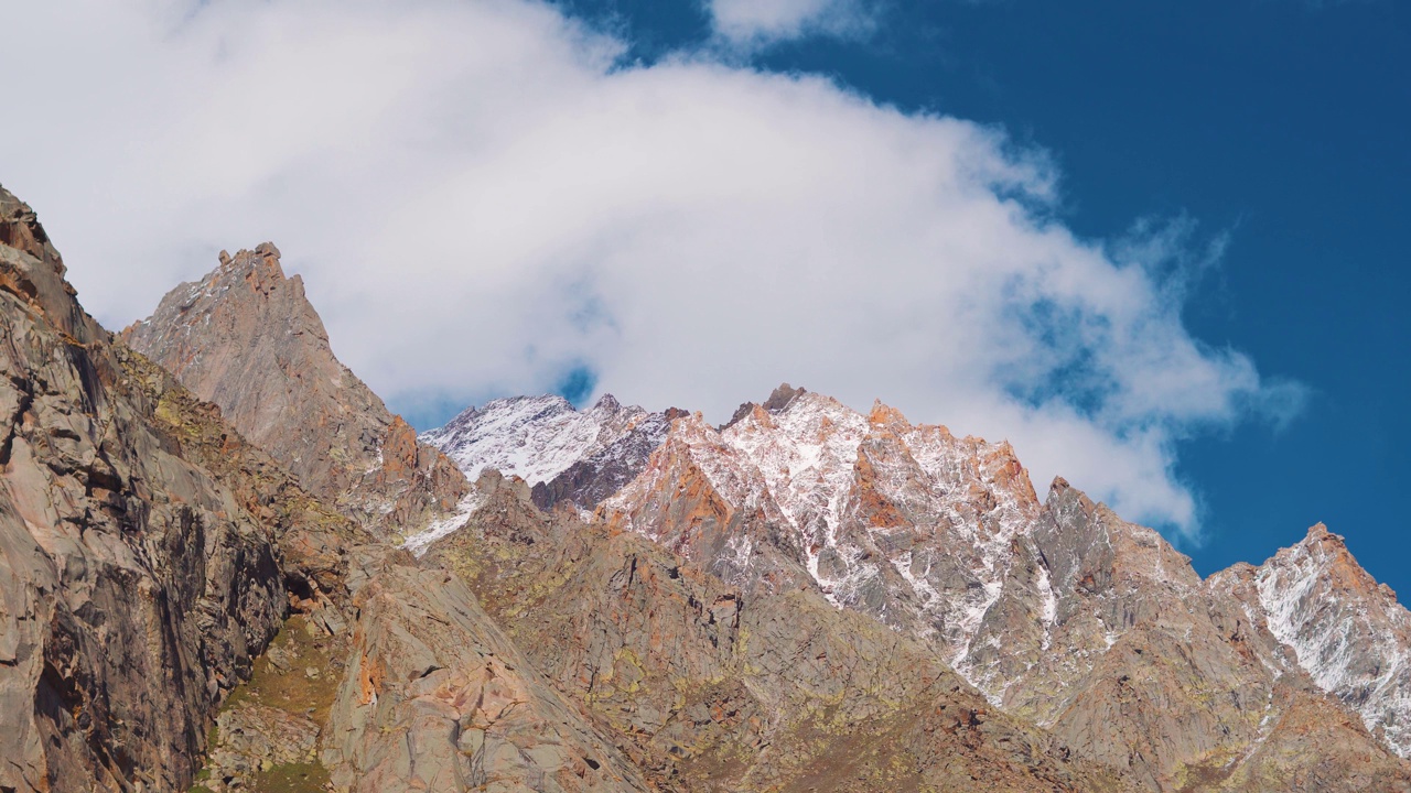 在印度喜马偕尔邦的拉豪尔和斯皮提地区，冬季斯皮提山谷积雪覆盖的山峰的4K镜头。在冬天，斯皮提的积雪覆盖的山峰。视频素材