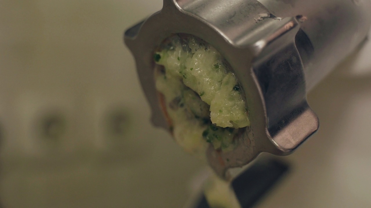 电动绞肉机研磨洋葱，切碎的洋葱特写视频素材