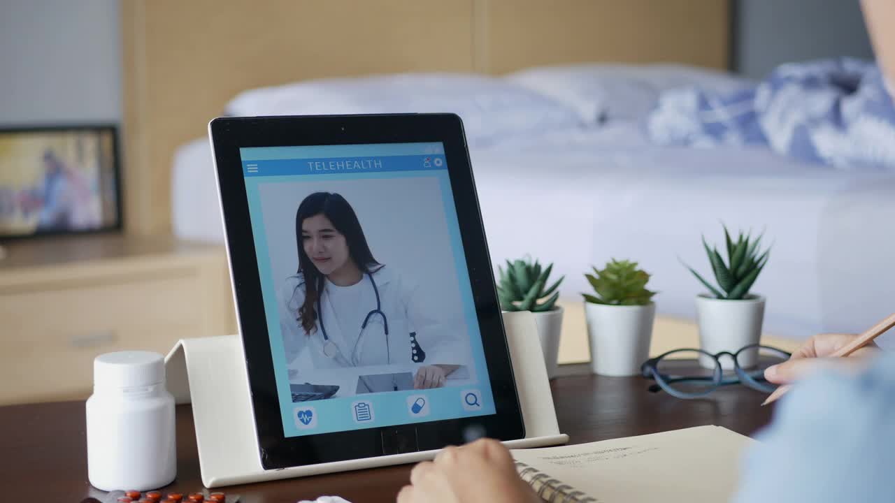 4 k。患病妇女使用视频会议，通过平板电脑与医生进行在线咨询，患者通过视频电话向医生询问病情和药物。远程医疗、远程医疗和在线医院视频下载