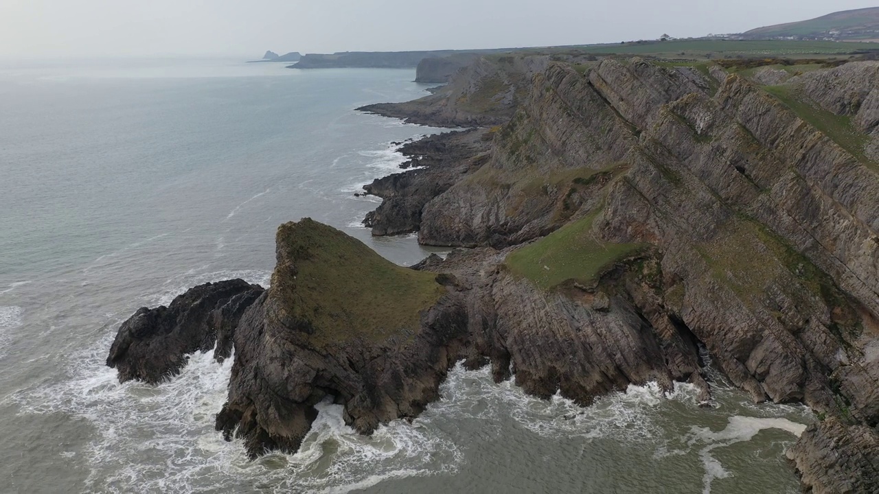 空中的侠客沿着高尔半岛戏剧性的海岸，威尔士，英国，欧洲视频下载