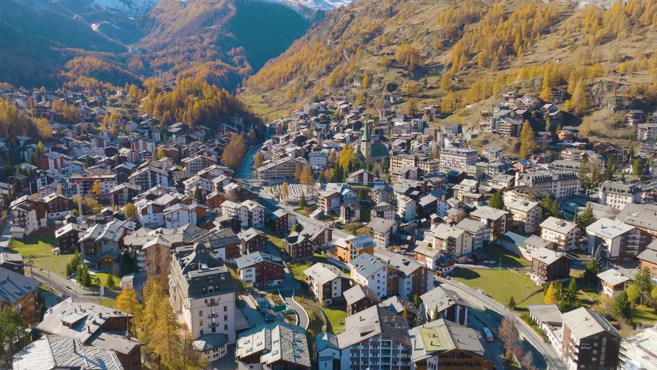 秋季采尔马特村鸟瞰图，马特洪峰是瑞士最受欢迎的旅游目的地视频下载
