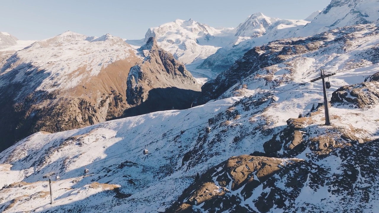 瑞士瓦莱州著名的采尔马特滑雪胜地冬季标志性的马特洪峰的无人机镜头。视频下载