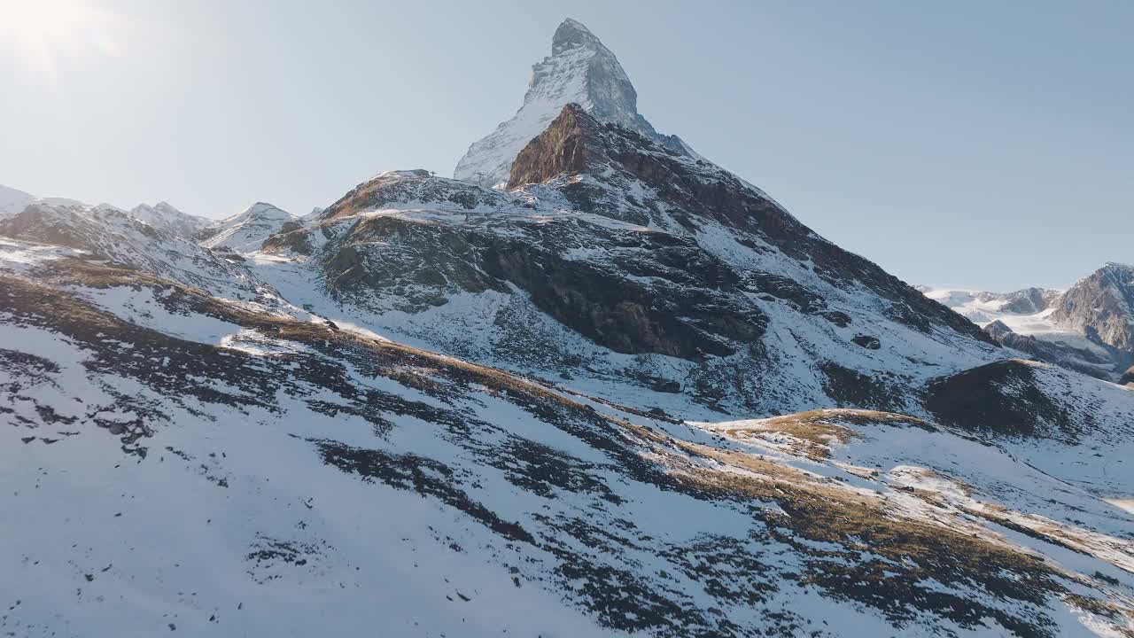 在一个阳光明媚的冬日，无人机拍摄了采尔马特的戈内格拉特山脊和瑞士阿尔卑斯山的马特洪峰视频下载