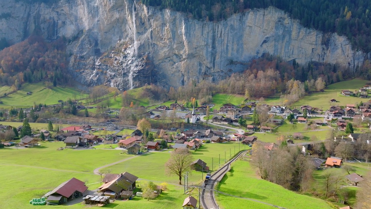 著名的Lauterbrunnen镇和Staubbach瀑布，Bernese Oberland，瑞士，欧洲。Lauterbrunnen山谷，Lauterbrunnen村庄，Staubbach瀑布和瑞士阿尔卑斯山的Lauterbrunnen长城。视频下载