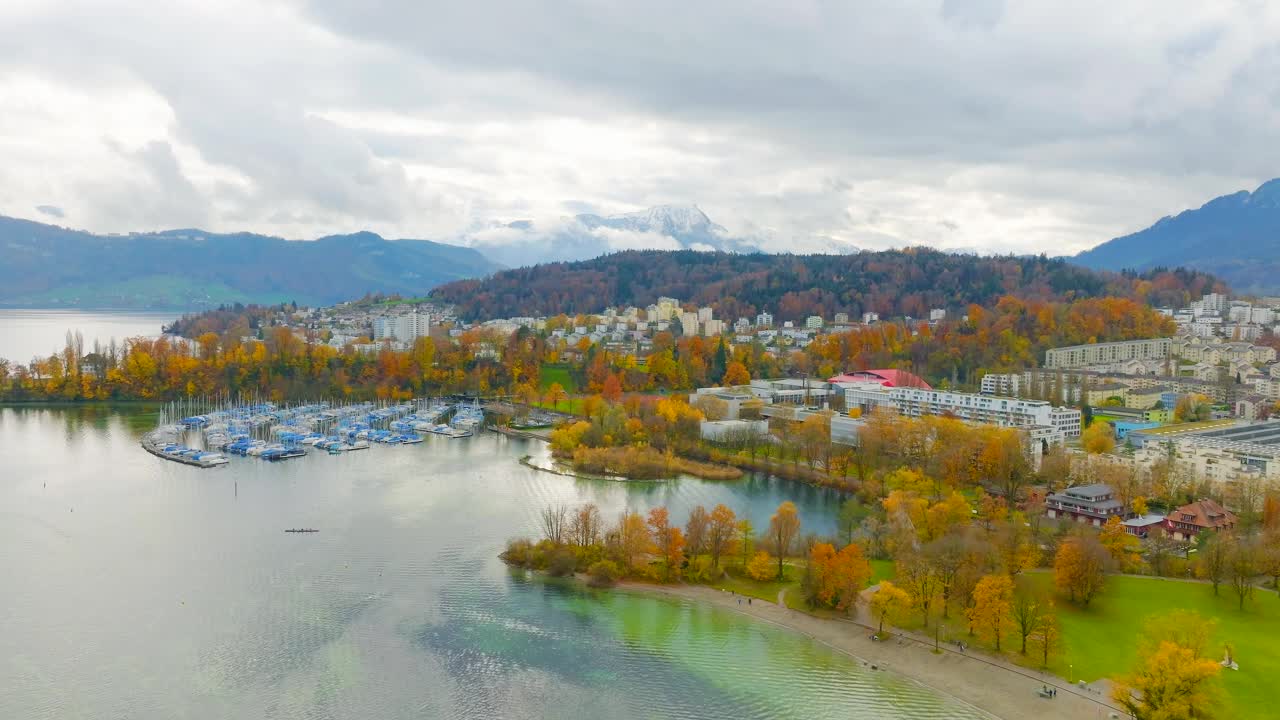 卢塞恩的城市景观鸟瞰图，城市的湖滨部分，卢塞恩湖清澈的湖水(Vierwaldstattersee) -从上面俯瞰瑞士的景观全景，欧洲视频下载