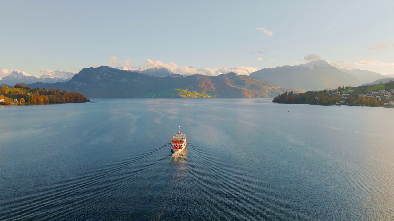 在卢塞恩，瑞士卢塞恩湖的旅游客船的鸟瞰无人机。视频下载