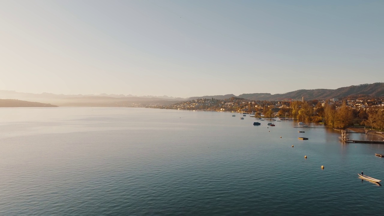 苏黎世老城区的航拍镜头，利马特河加入瑞士最大城市苏黎世湖。苏黎世市的无人机鸟瞰图。视频下载