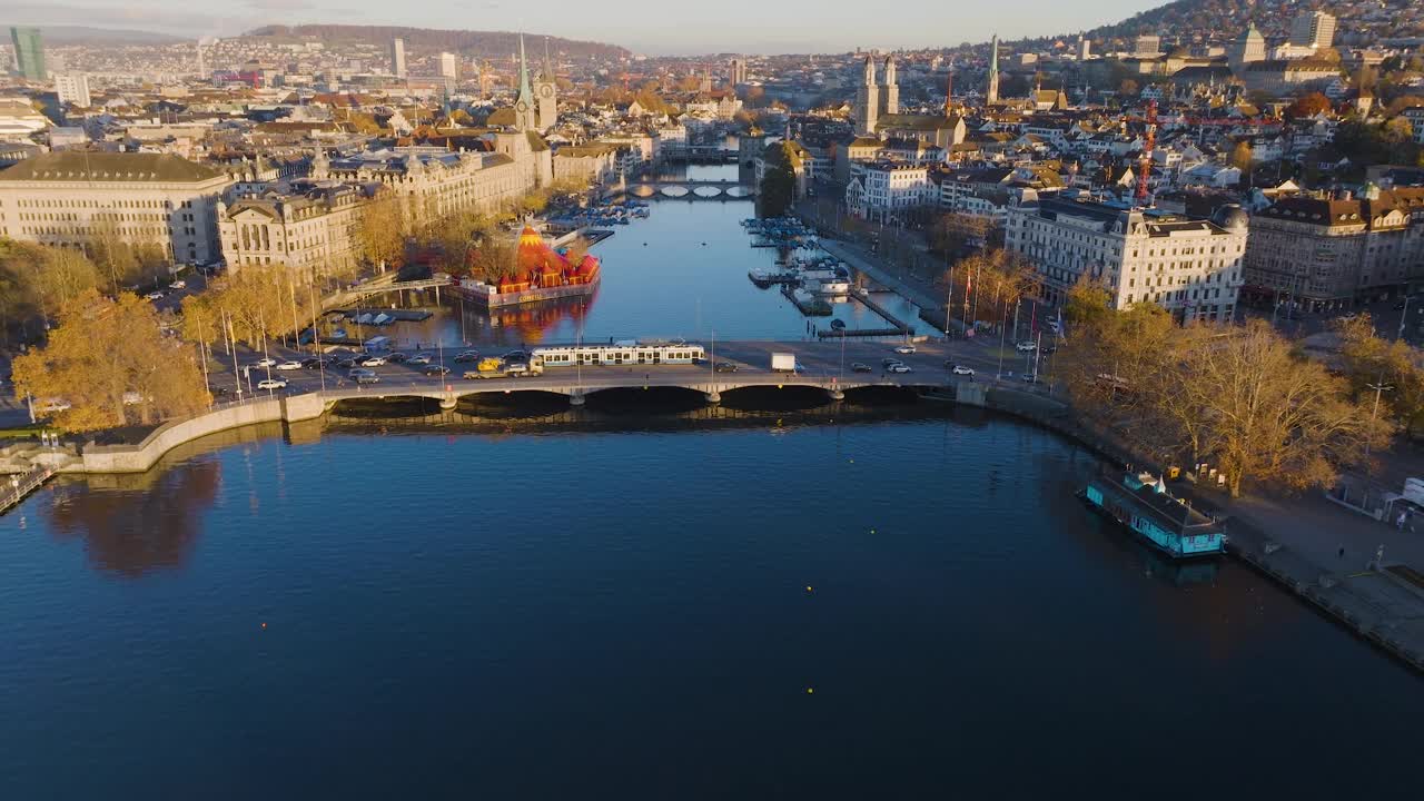 无人机拍摄了苏黎世老城区利马特河畔的地标建筑，如瑞士最大城市的Grossmunster大教堂和湖桥。视频下载