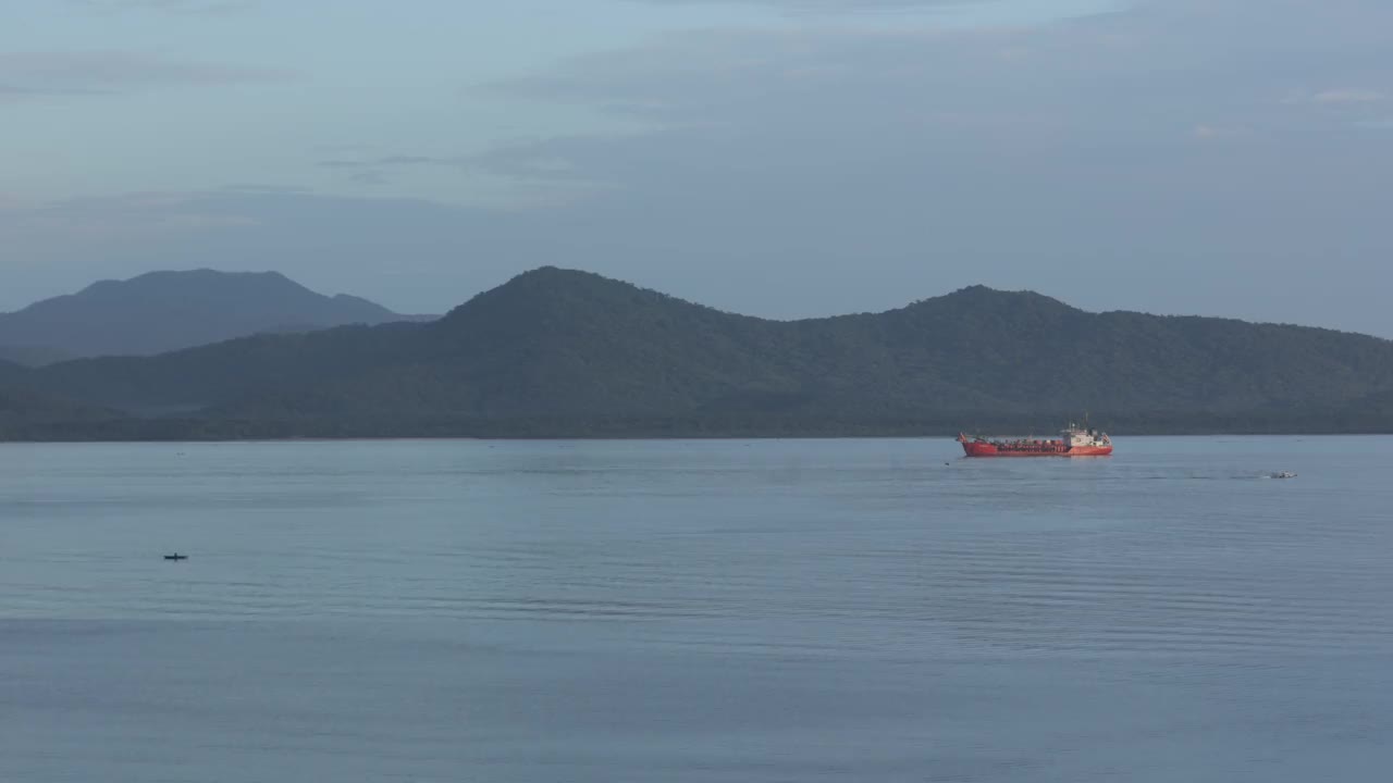 一艘散货船停靠在海湾里视频素材
