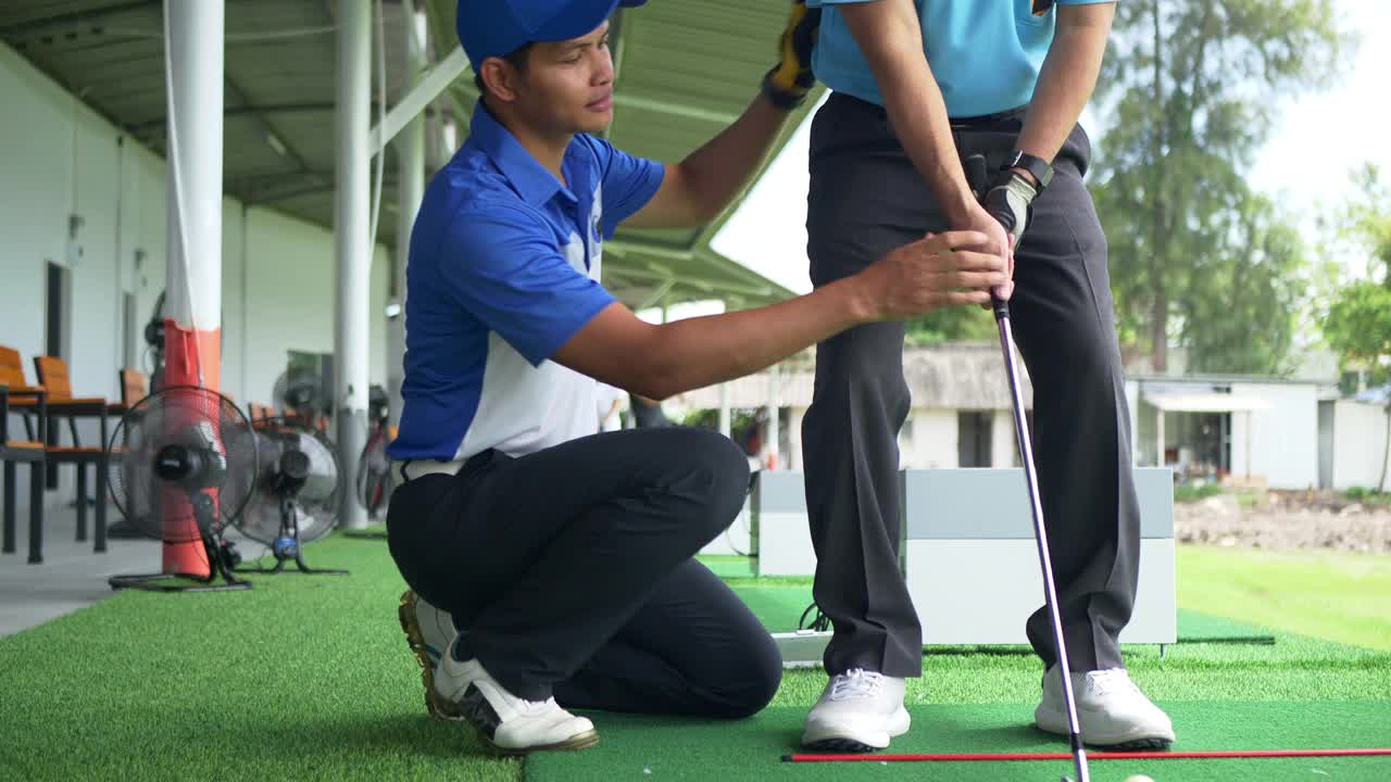 活跃的资深亚裔华人高尔夫球手在练习场开球和挥杆视频下载
