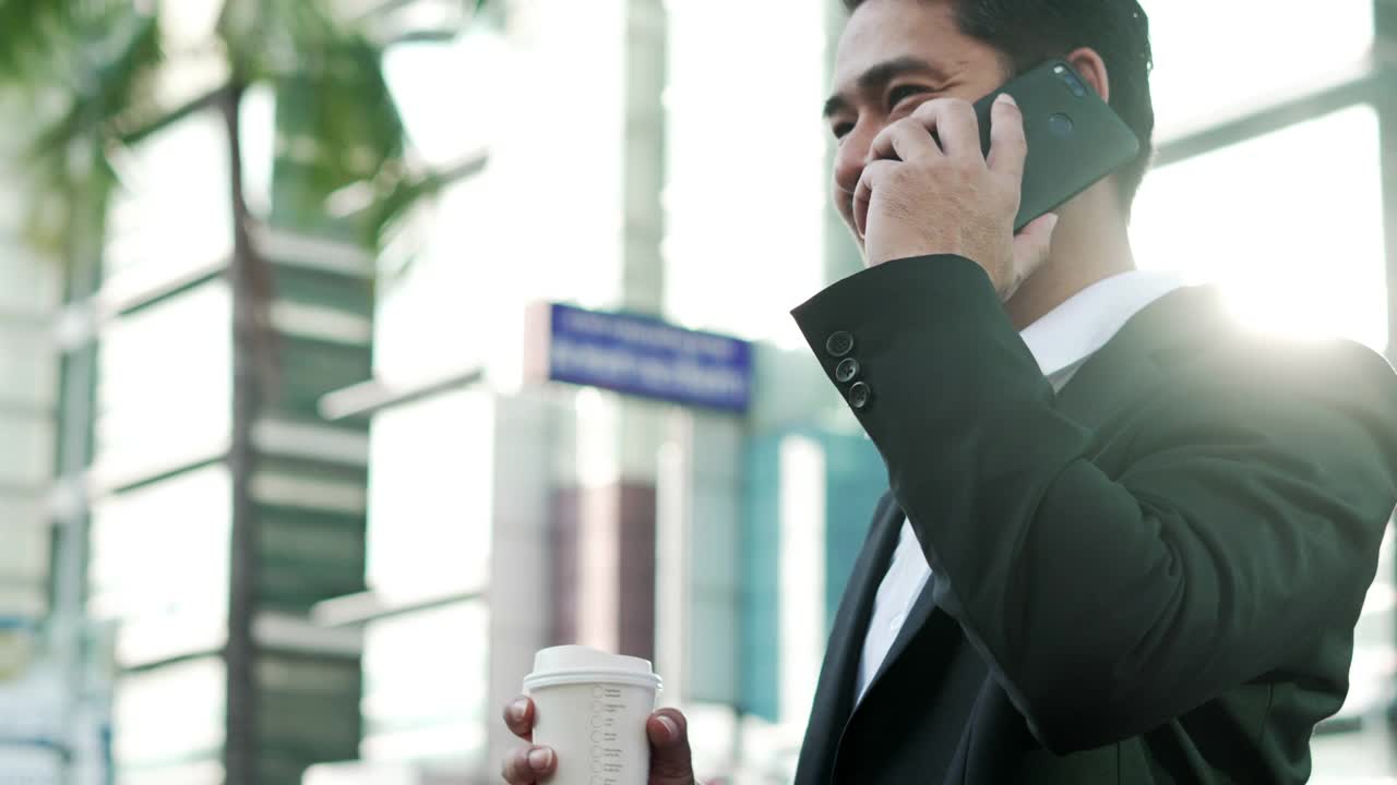 手持电话的专业人员在电话中讲话图像可能用于公司通信。视频下载