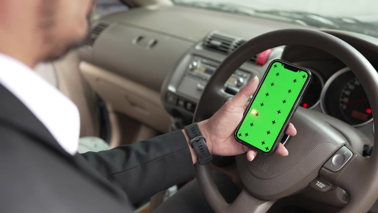 车里有绿色屏幕的智能手机视频下载