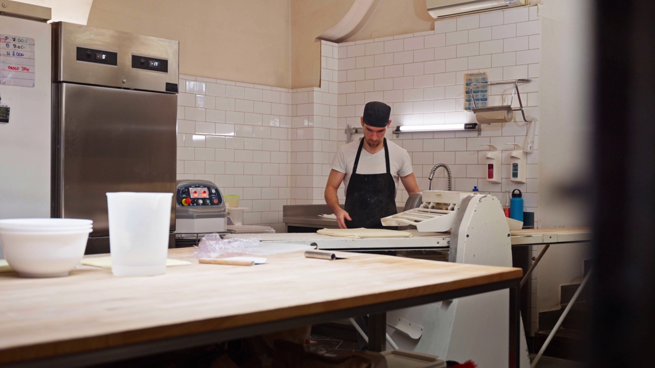白人面包师在一个小面包店制作层压面团视频素材