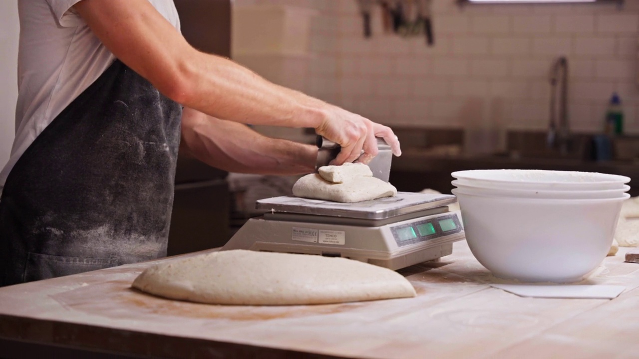 高加索工匠面包师切割和称重面团视频素材