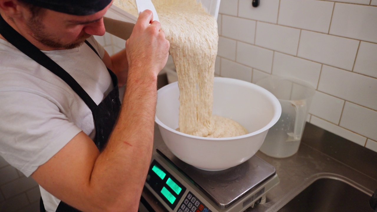 高加索青年面包师称重酵母发酵剂视频素材