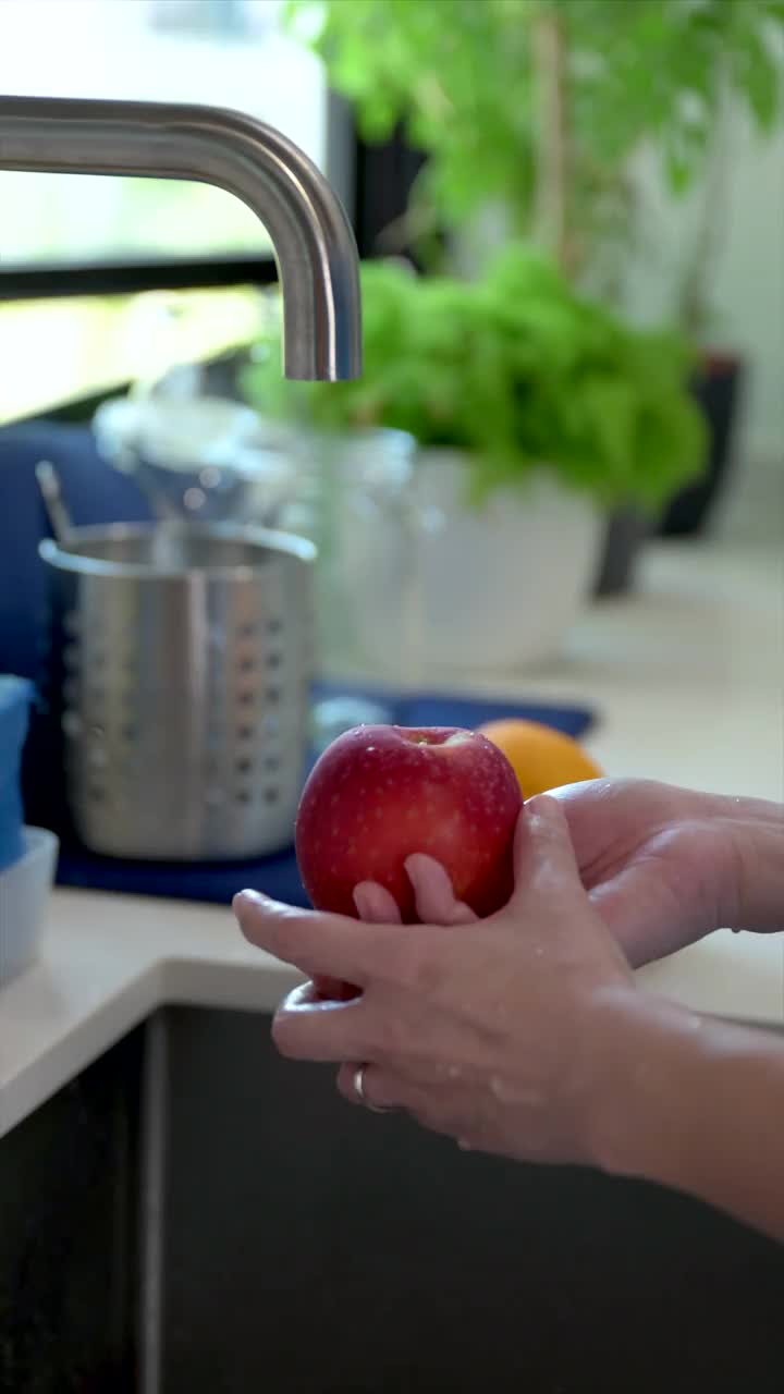 亚洲女子洗苹果的手(特写)视频素材