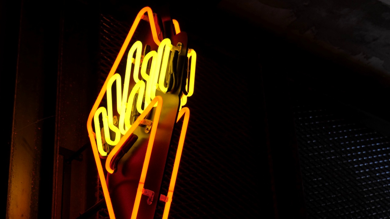 薯条，法式火明亮的霓虹灯标志，普通的市中心区快餐店标志在晚上，细节，特写，没有人，没有人。夜间、餐饮服务、美食经营理念视频下载