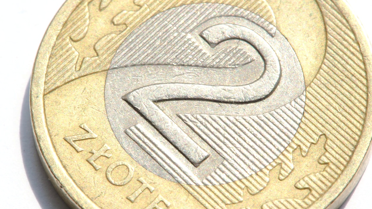 波兰货币，一枚硬币，两个兹罗提的顶部，老鹰，物体宏观细节，极端特写，没有人，没有人，2兹罗提硬币在白色背景，轻微的阴影，1994，波兰经济和银行视频下载