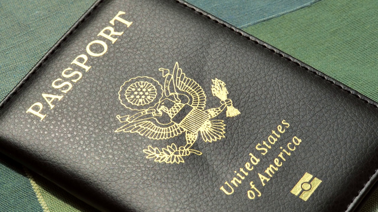 美利坚合众国，美国护照封面放在桌子上，物体特写，细节，没有人，没有人。合法移民，移民，签证简单抽象的概念，入境许可，法律和政策视频下载