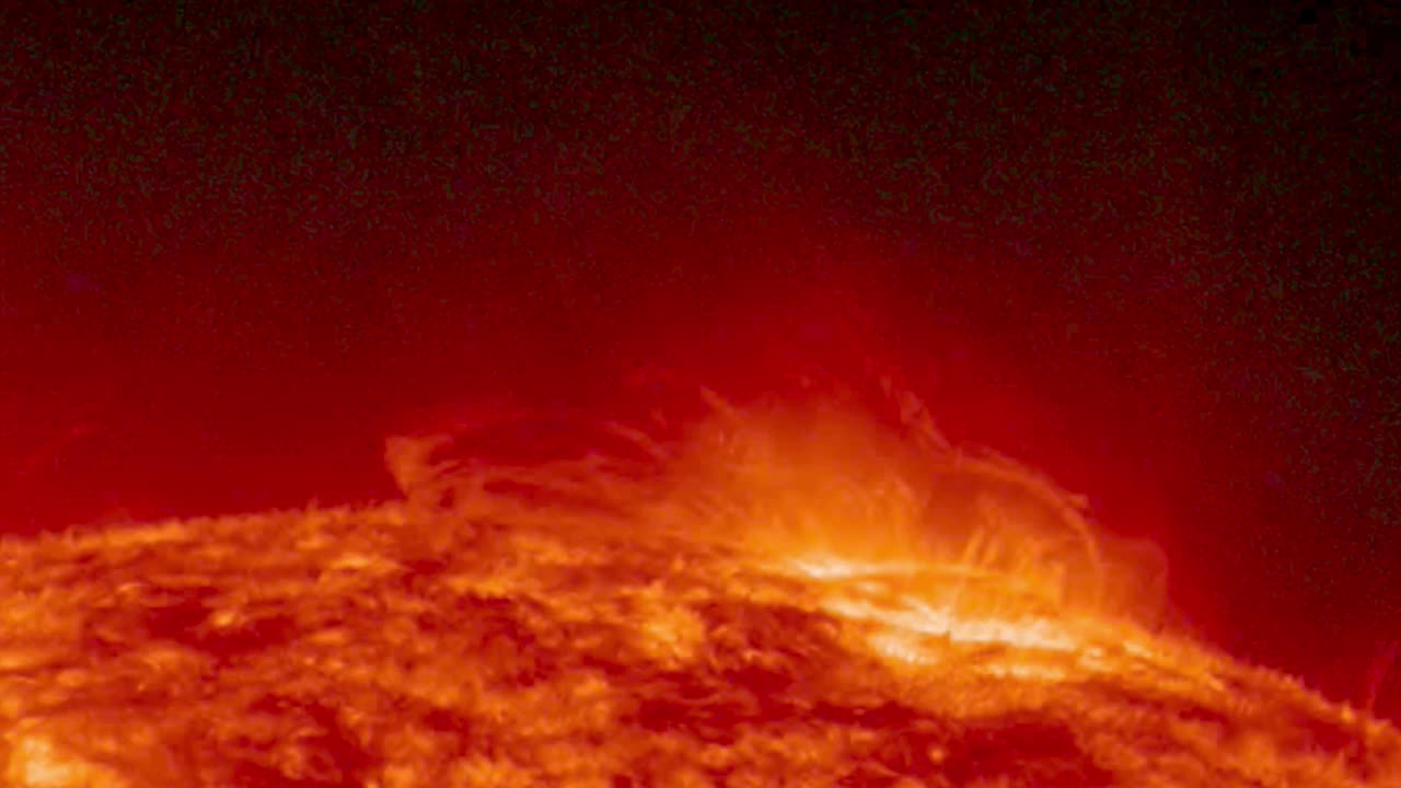 太阳1005:太阳表面发出太阳能量耀斑。视频下载