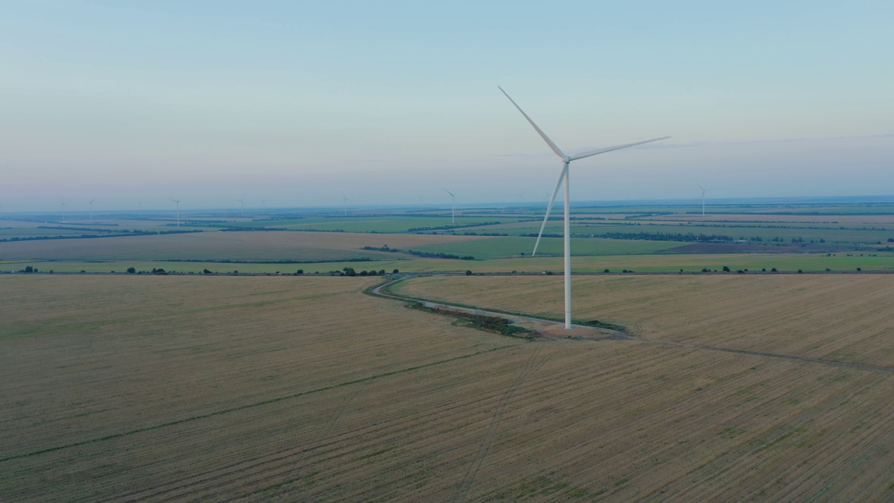 无人机在农业领域的风车产生可再生能源。视频下载