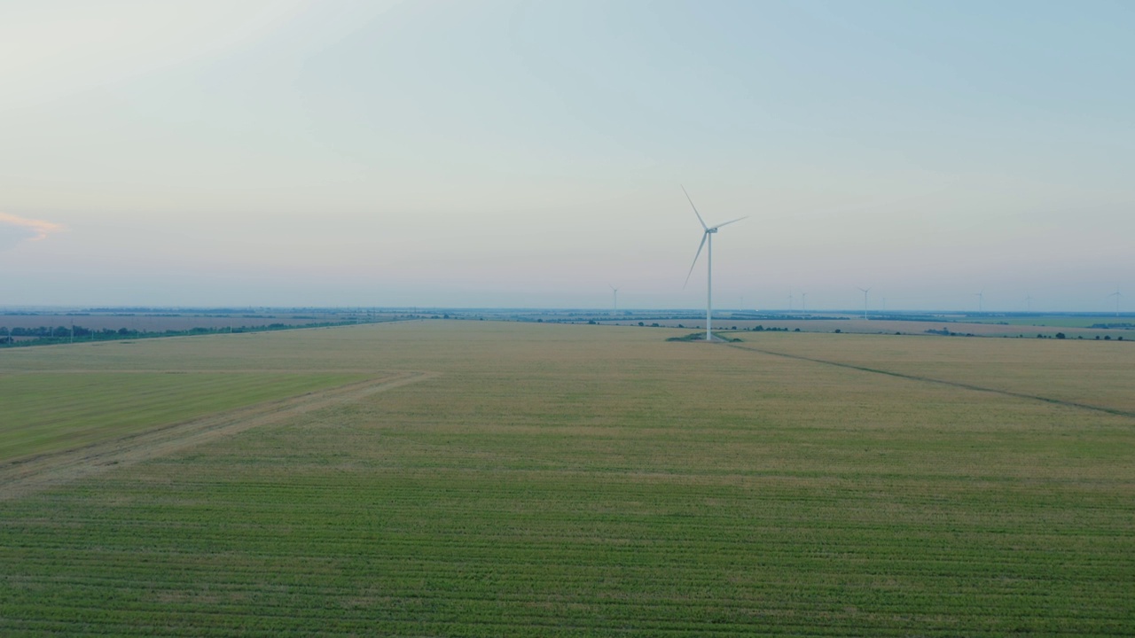 在农业领域产生可再生能源的风车鸟瞰图。视频下载