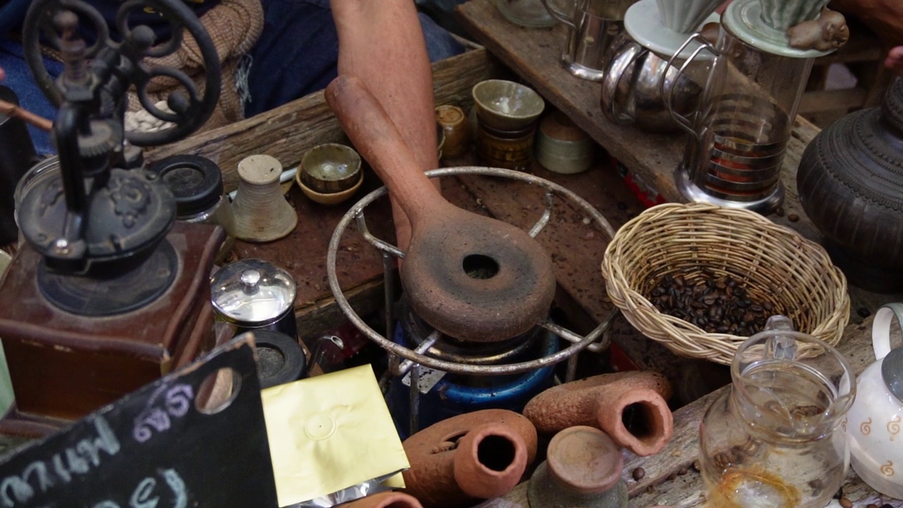 用陶瓷壶烘焙咖啡豆的古老传统方法视频素材