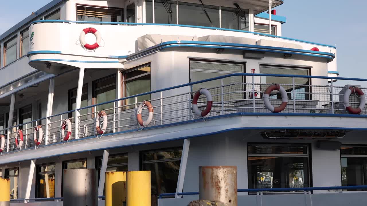 倾斜拍摄的旅游渡轮与红色和白色的救生圈在4K视频素材