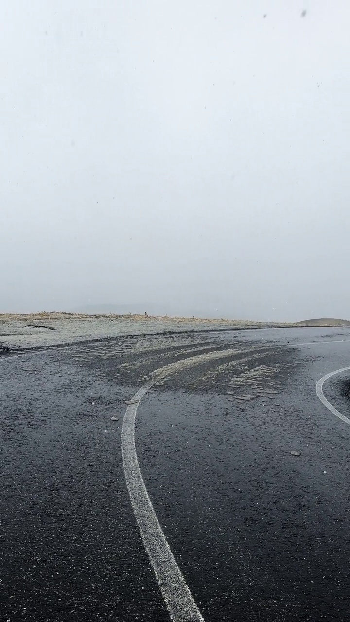 暴雨中山地驾驶视频素材