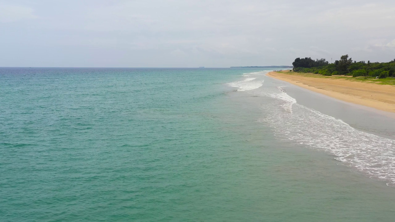 俯瞰美丽的沙滩，棕榈树和海浪。斯里兰卡。视频下载