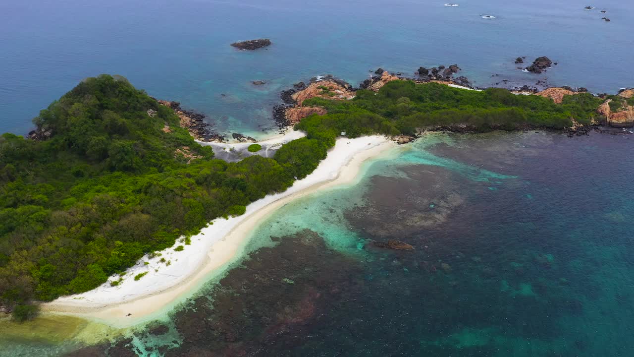 热带鸽子岛的俯视图。斯里兰卡。视频下载