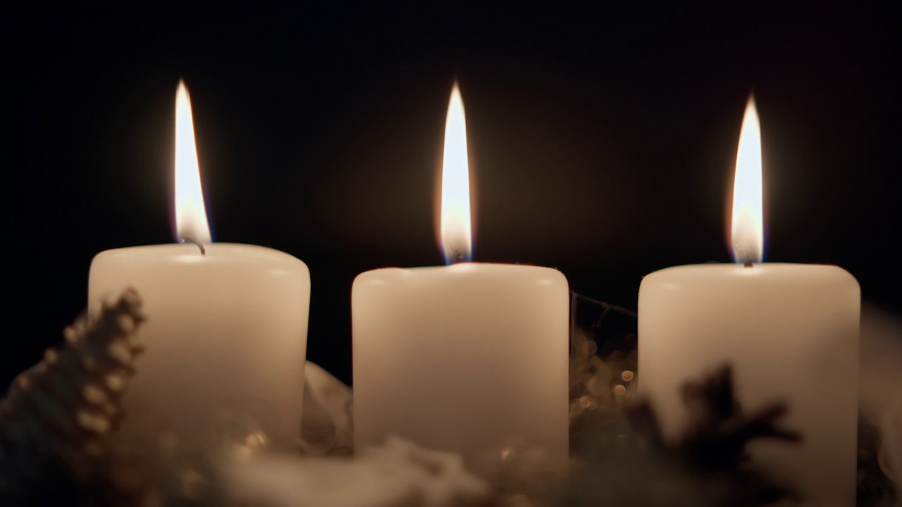 三支白色蜡烛被吹灭的特写镜头视频下载