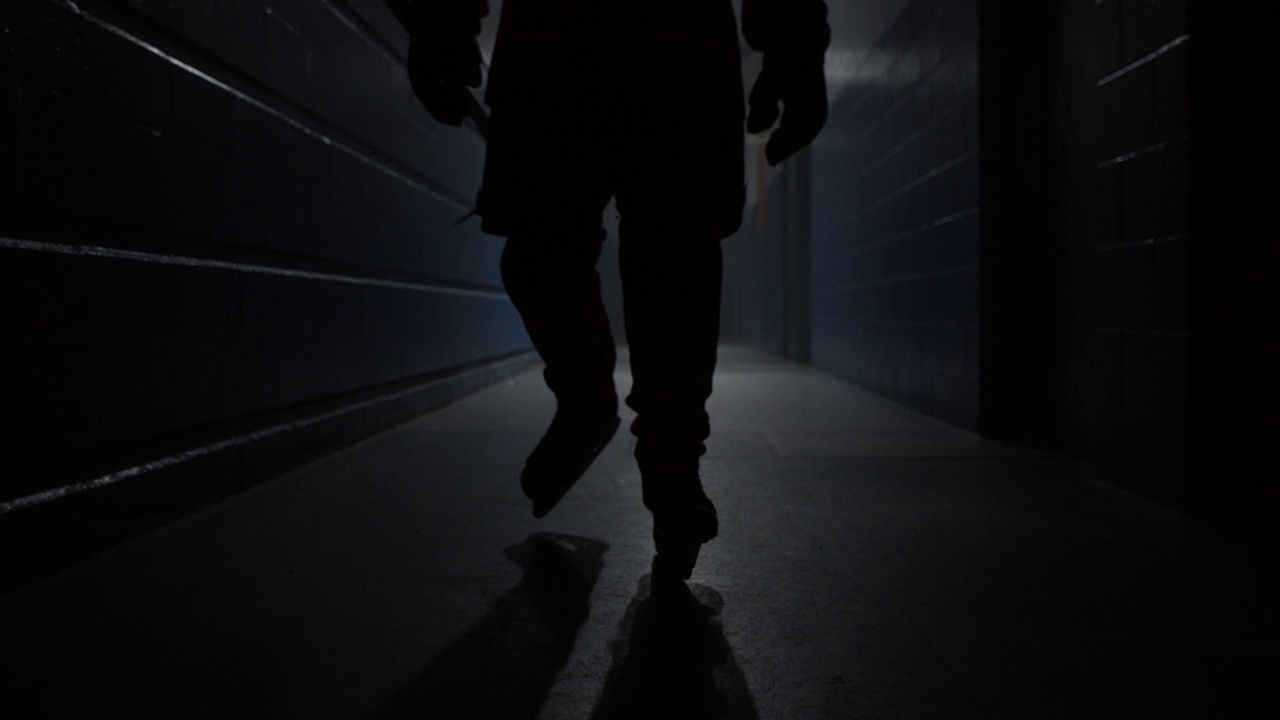 曲棍球运动员在红色制服走在黑暗的走廊在竞技场视频素材