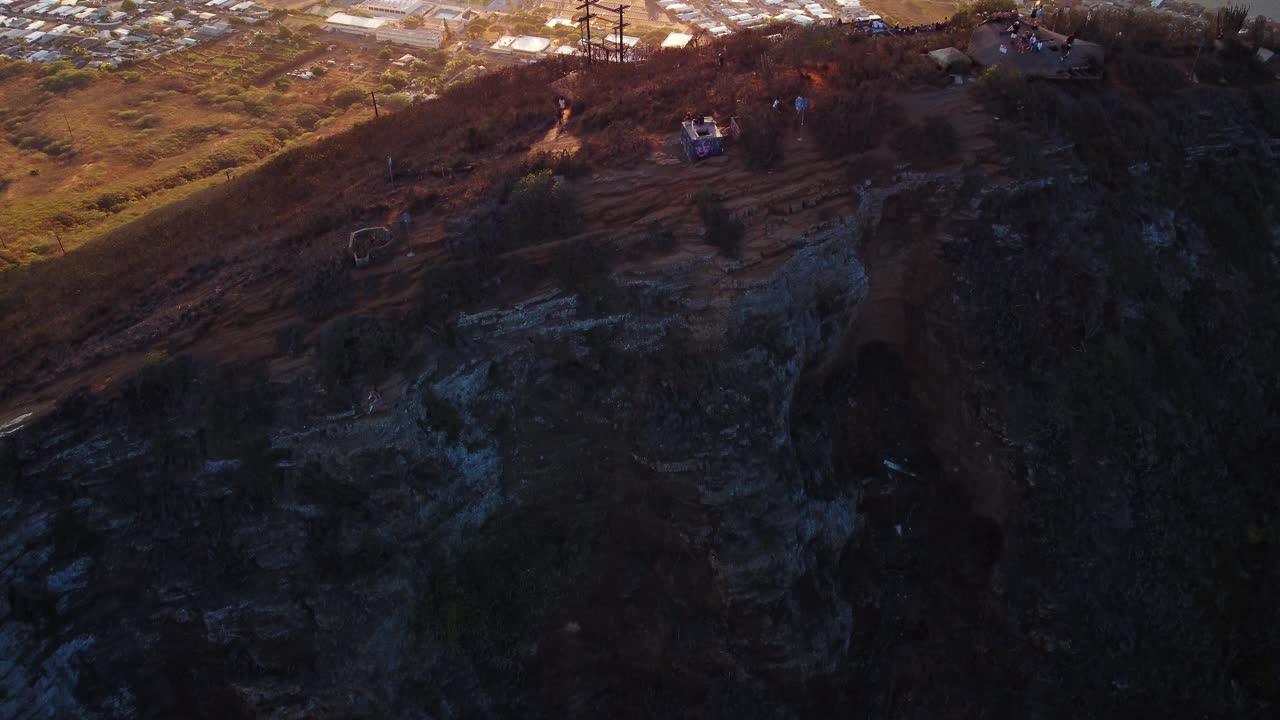 科科头火山口顶部的空中日落视频下载