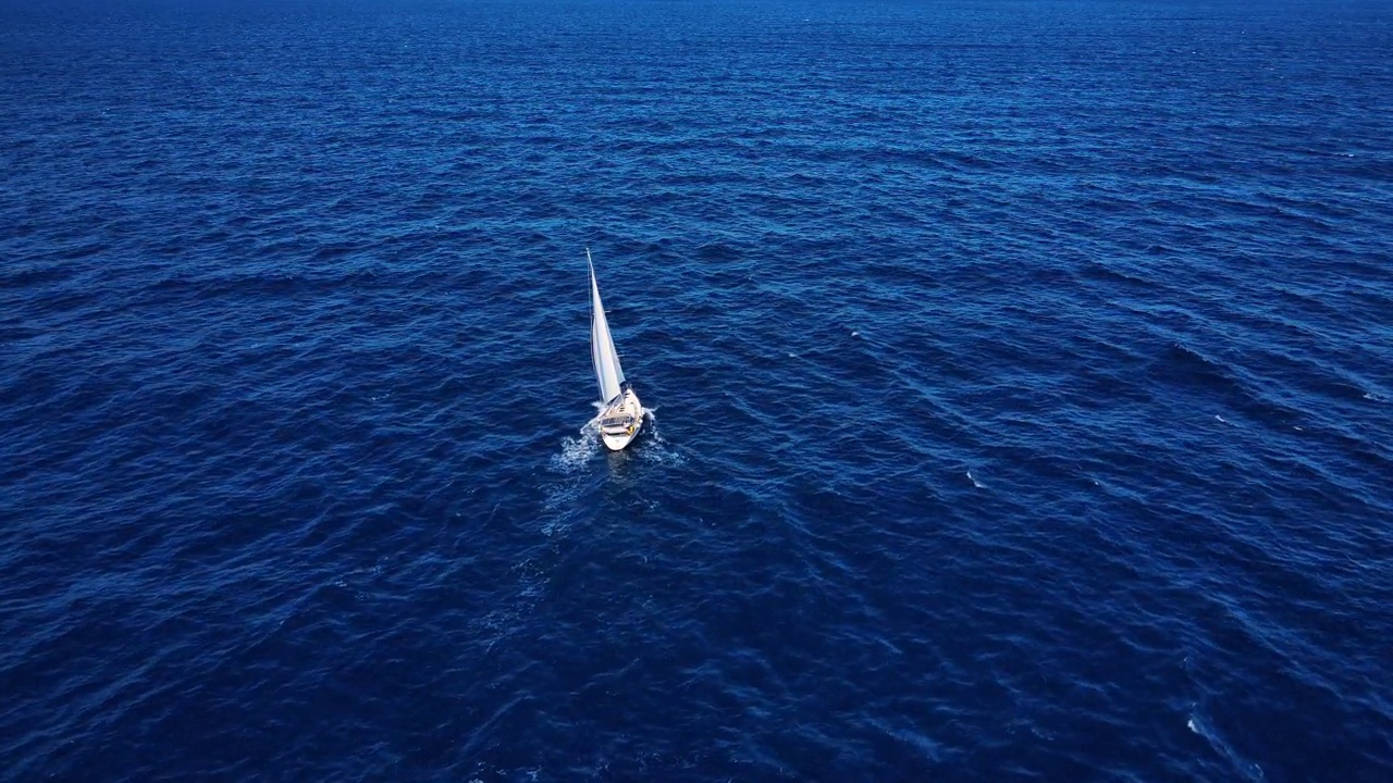 旅行自由。无人机看到白色美丽的游艇在海上航行视频下载