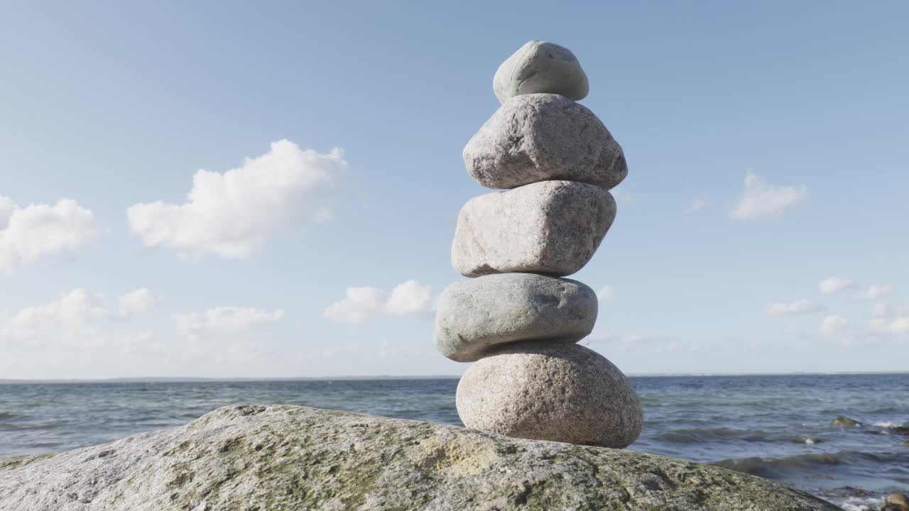大海与天空之间的一堆平衡的石头视频下载