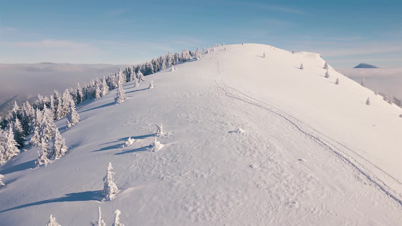 冬季喀尔巴阡山脉的冰封自然与雪山徒步小径鸟瞰旅游背景视频素材
