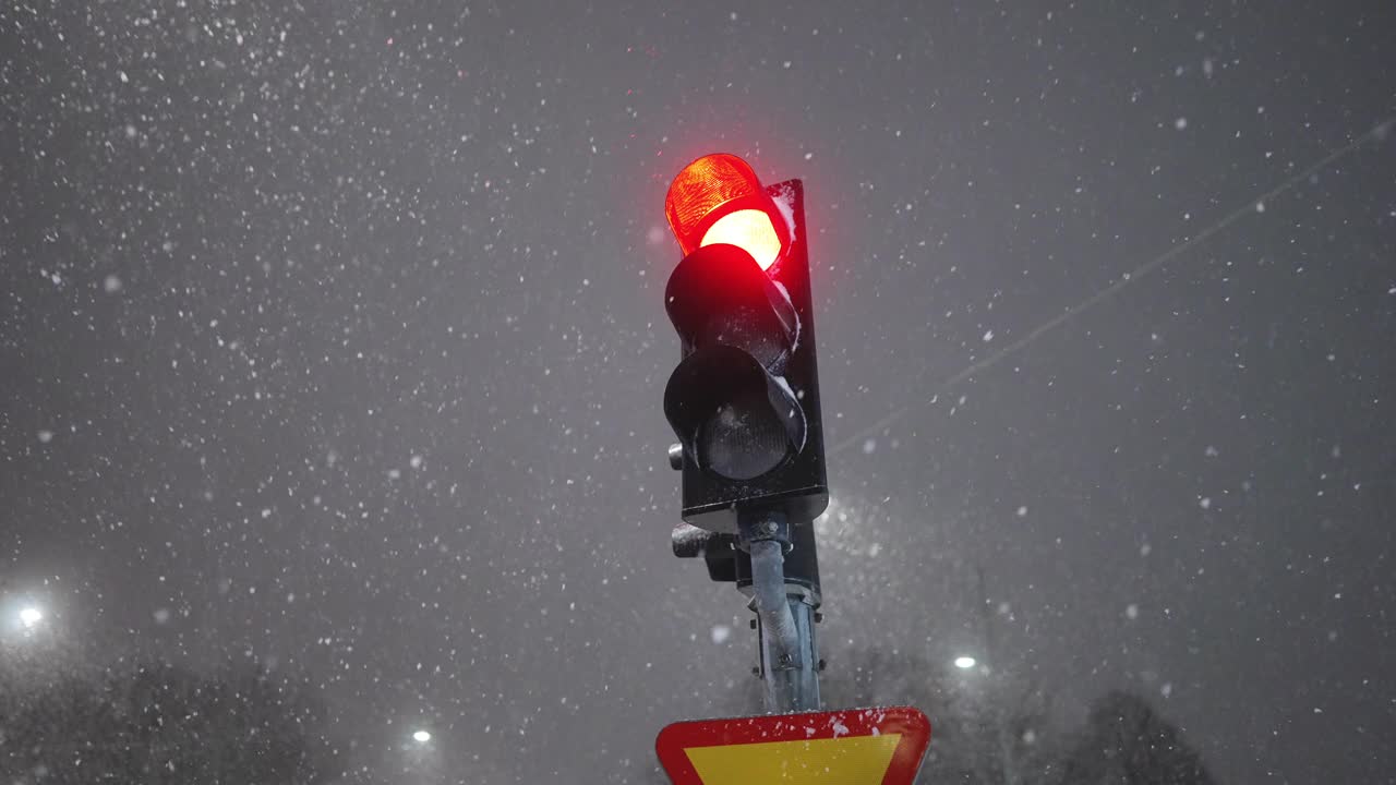 城市红绿灯上的大雪视频下载