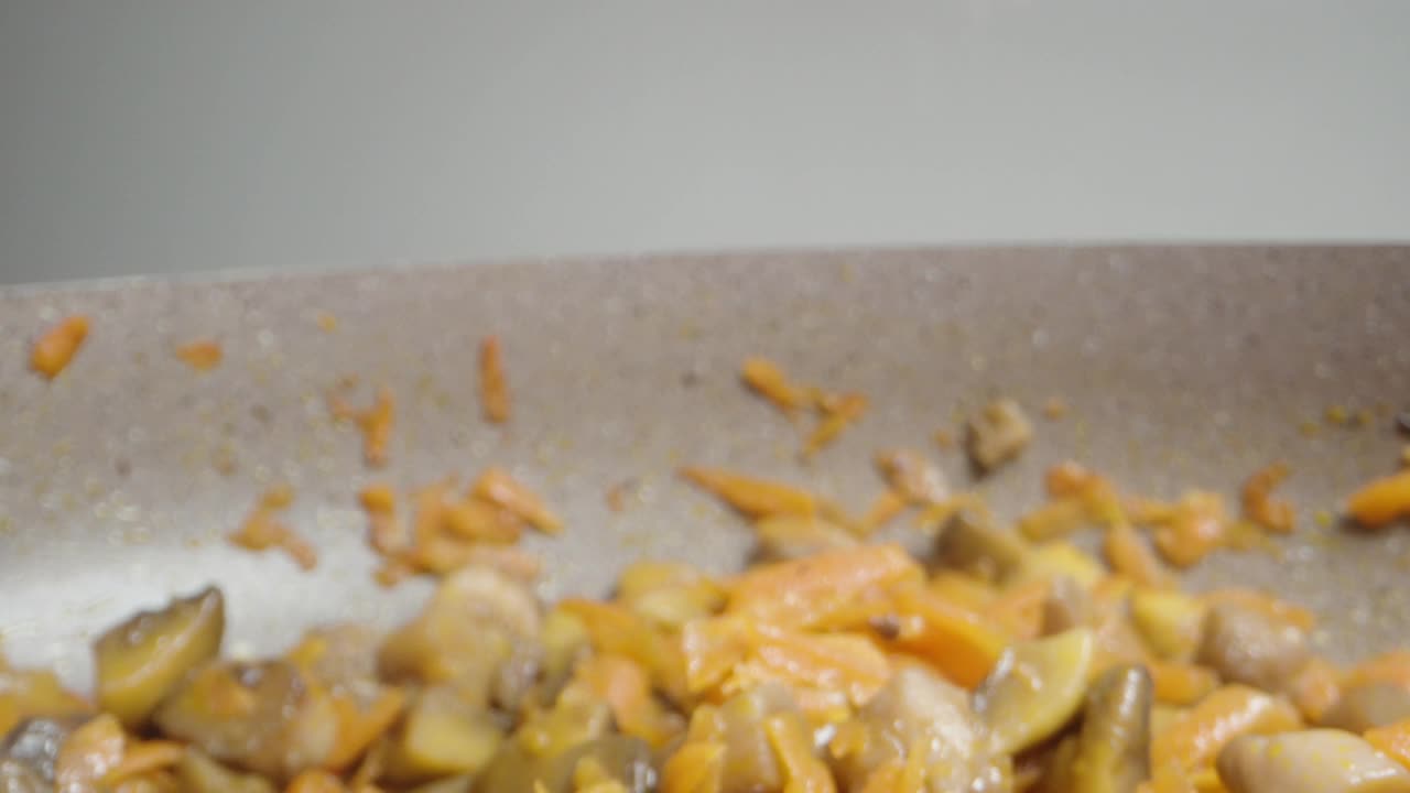 把煮好的鸡肉块倒进锅里做千层面，特写。视频素材