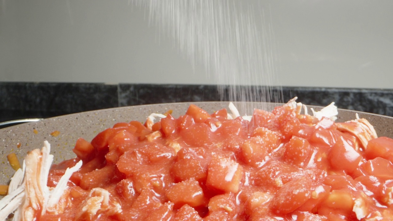 千层面内夹番茄酱，撒上盐。特写镜头。视频素材