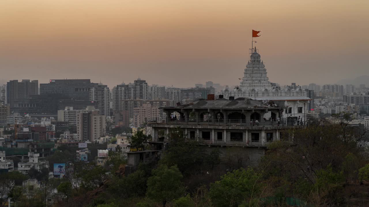 山上的寺庙，背后的城市景观和印度马哈拉施特拉邦浦那大都市的昼夜变化视频下载