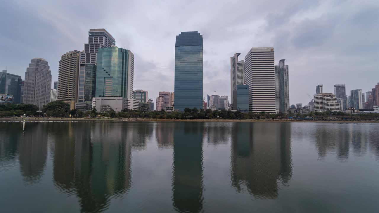 泰国曼谷，Benchakitti公园和素坤逸城市天际线的昼夜时间变化视频下载