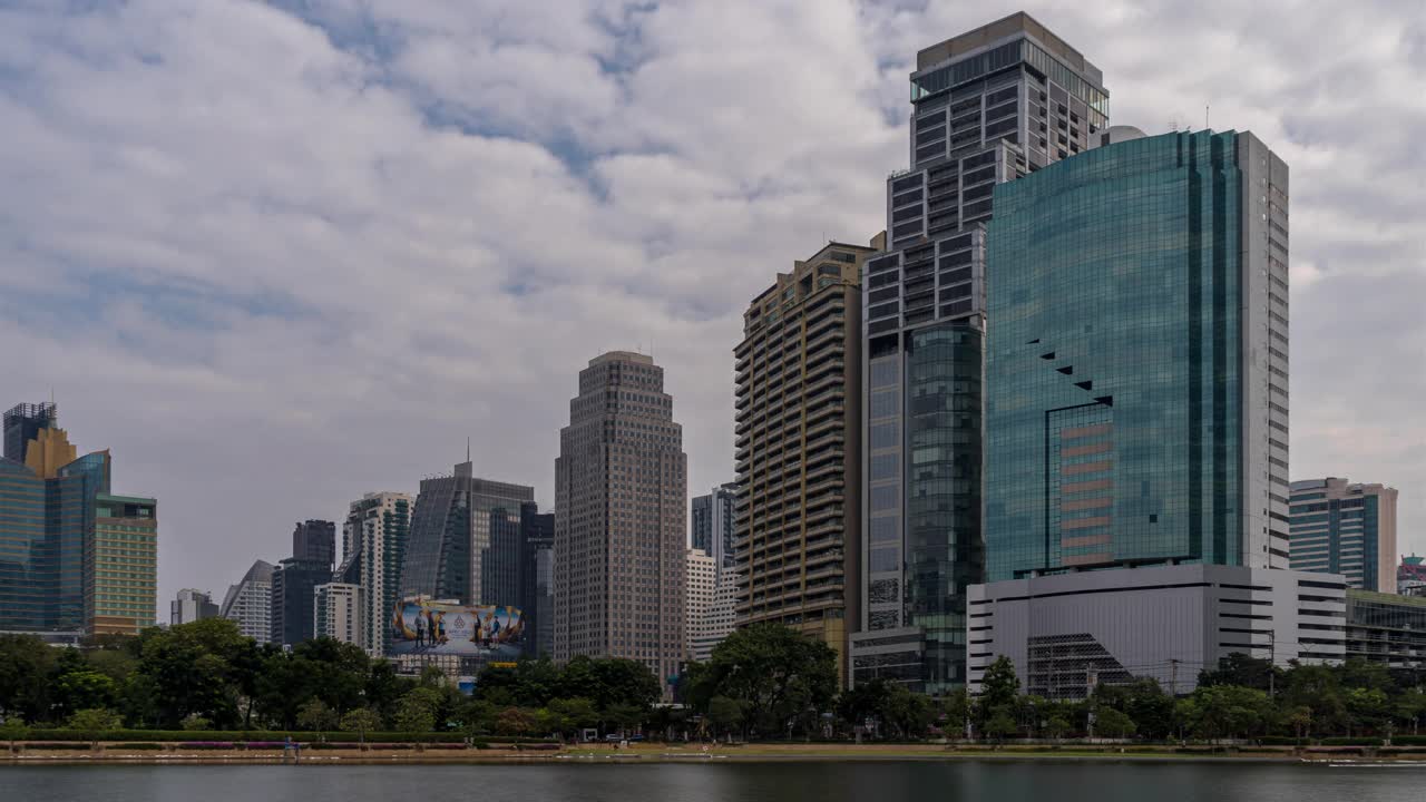 云层在泰国曼谷的摩天大楼和高层建筑上的时间流逝。东南亚的金融之都和天堂视频下载
