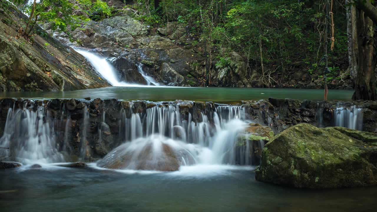 美丽的森林瀑布景观和泰国热带岛屿上的长时间曝光瀑布视频下载