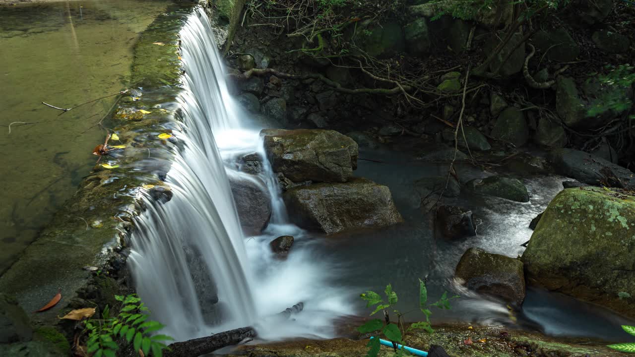 美丽的风景瀑布在森林&长曝光的时间流逝瀑布瀑布在泰国的热带岛屿视频下载