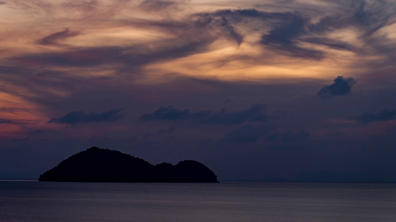东南亚热带天堂——泰国开阔的海洋上移动的云的时间流逝视频下载