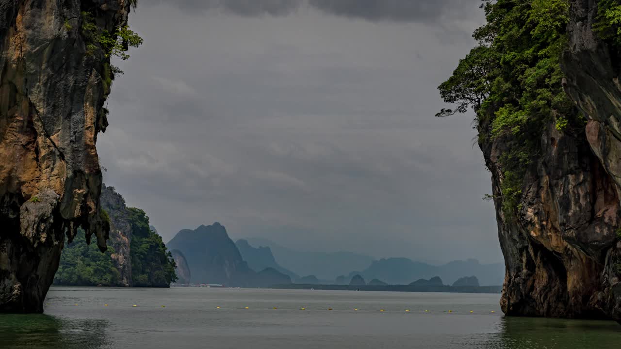 在泰国詹姆斯邦德岛的红树林中，海洋中的石灰岩墙壁上的云彩视频下载